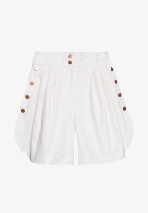Białe szorty z wysokim stanem z zakładkami, szerokimi nogawkami, ozdobione miedzianymi guzikami z przodu i z boku, oraz dwoma zapięciami na guziki z przodu.