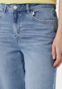 Světle modré džíny s rovný střih, s klasickým pětipocket designem a jemným vyblednutím látky.