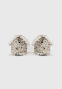 Fuzzy beige hjemmesko designet som små huse, med fluffy hvide detaljer på taget og en tekstureret overflade.