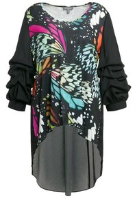 Sort tunika med farverigt sommerfugleprint, der har lange rynkede ærmer, en høj-lav kant og glat stof med let glans.