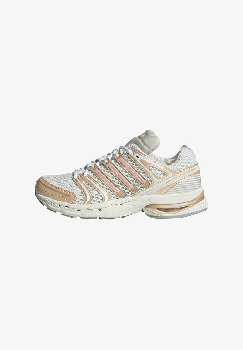Weißer und beiger Sportschuh mit Mesh-Obermaterial, Schnürverschluss, gepolsterter Sohle und drei beigen Streifen an der Seite.