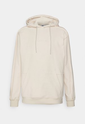 Beige hettegenser med snøring i hetten, kengurulomme og brodert logo på brystet. Myk stoff med ribbede mansjetter og nederkant.