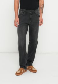 Jeans da uomo a gamba dritta in denim grigio scuro, con cinque tasche, vita regolare e leggeri dettagli sbiaditi sulle gambe.