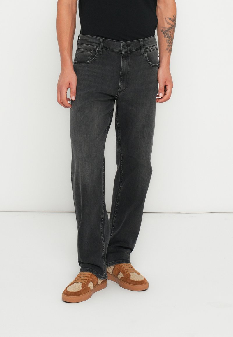 Jeans da uomo a gamba dritta in denim grigio scuro, con cinque tasche, vita regolare e leggeri dettagli sbiaditi sulle gambe.