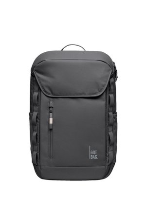 Sac à dos rectangulaire gris foncé avec poche avant zippée, sangles latérales, poignée supérieure et logo "GOT BAG" près du coin inférieur droit.