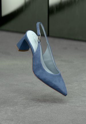 Blauer Wildleder Slingback-High Heel mit spitzem Zehenbereich und klobigem Absatz. Verfügt über eine silberne Schnalle und ein weiches Innenfutter.