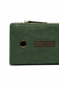Groene leren portemonnee met gouden hardware, voorzien van een gestructureerd patroon en een hexagonaal logo. Ritsluiting en slanke, rechthoekige vorm.