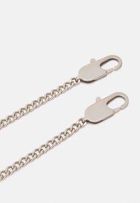 Catena in metallo argento con due ganci alle estremità. La catena è composta da anelli intrecciati con una finitura liscia e lucida.