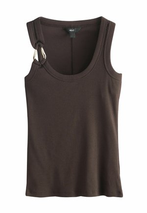 Débardeur marron foncé à côtes avec un large col rond et une bretelle asymétrique avec deux anneaux argentés sur l'épaule gauche.