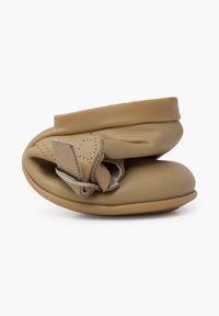 Zachte leren instappers in lichtbeige, met een ronde neus en een decoratieve band. Gladde textuur met een flexibele zool.