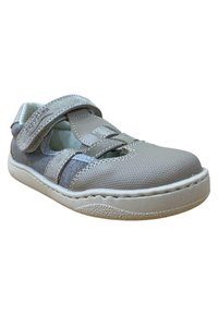 Zapato infantil gris con materiales de malla y ante, que cuenta con correas de velcro, punta redonda y suela de goma texturizada.