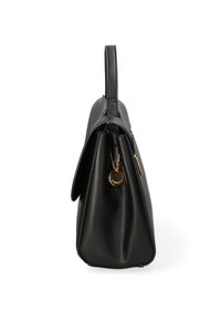 Borsa a tracolla in pelle nera con design strutturato. Presenta una maniglia superiore, chiusura con zip e una catena decorativa con un dettaglio pendente.