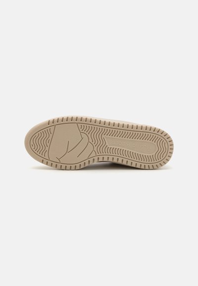 Suela de zapatilla beige claro con un patrón texturizado, ranuras para tracción y la marca "PIECES" grabada en el lateral.