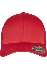 Rød baseballkasket med en struktureret design, der har en buet skygge, tekstureret stof og en klistermærke-label, der viser "FLEXFIT TECH 110."
