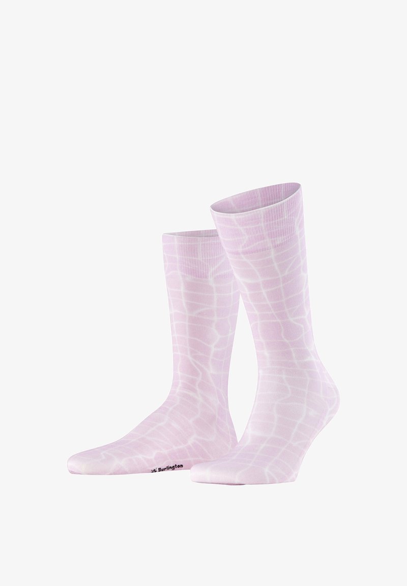Paire de chaussettes rose clair avec un motif de grille blanche abstraite, longueur mollet, affichant le nom de la marque "Burlington" près des orteils sur une chaussette.