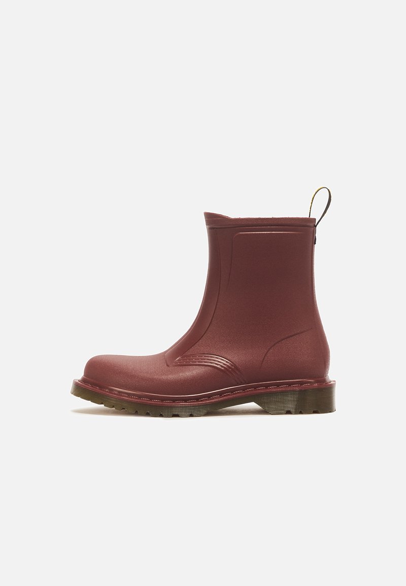 Matt bordeauxfarbener Knöchel-Regenstiefel mit Zuglasche, abgerundeter Zehenkappe, genähter Sohle und strukturierter brauner Gummiaußensohle.