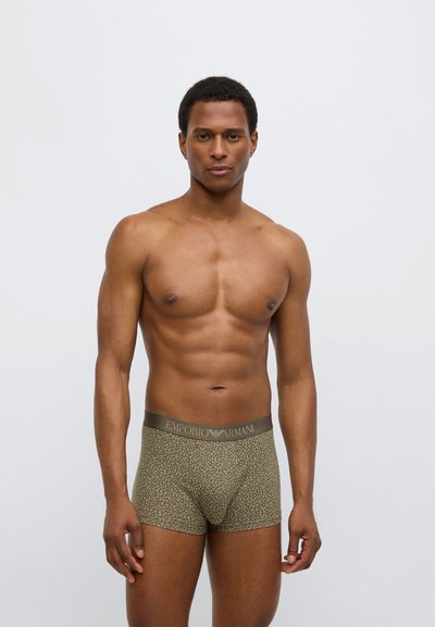 Ανδρικά μπόξερ σε ελιά πράσινο με διακριτικό μοτίβο. Διαθέτουν ελαστική μέση με λογότυπο. Μαλακό ύφασμα με εφαρμοστή γραμμή.