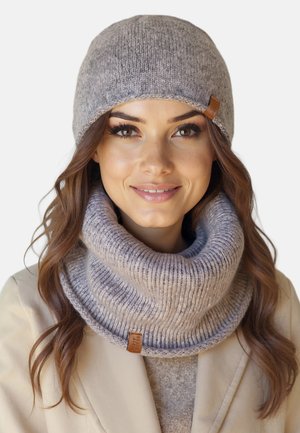 Szary dzianinowy beanie i dopasowana czołówka z teksturowanym wzorem. Oba mają skórzaną metkę. Miękki, ciepły materiał, ciasne dopasowanie.