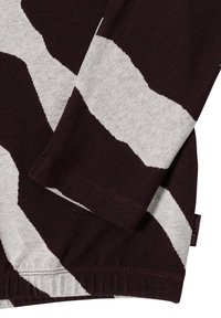 Sweter w maroon i szary wzór z odważnym, nieregularnym wzorem. Miękka tekstura tkaniny i szczegóły w ribbingu na dole, z małą metką.