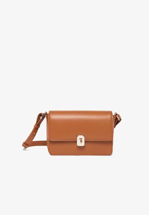 Kleine rechteckige braune Leder-Crossbody-Tasche mit verstellbarem Riemen und silberner Schnappverschluss auf weißem Hintergrund.