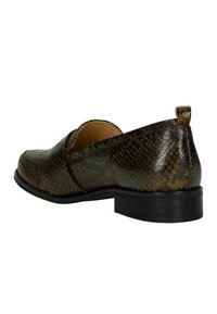 Donkerbruine loafer met een slangenhuidstructuur, een lage zwarte hak en een lus aan de achterkant met een gouden embleem.
