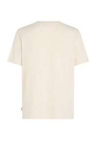 Camiseta de manga corta en algodón beige claro, cuello redondo, color sólido, sin patrones o gráficos visibles, dobladillo recto, diseño minimalista.
