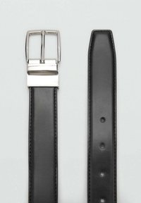 Curea din piele neagră, cu o cataramă din metal argintiu, formă dreaptă, textură netedă și mai multe găuri de ajustare pe brățară.