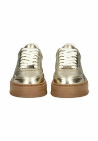 Sneaker metallici oro con lacci bianchi, parte superiore texturizzata, suola spessa marrone e dettagli in cucitura. Presentano il marchio sulla linguetta.
