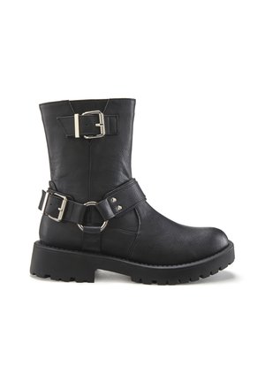 Schwarze Lederknöchelstiefelette mit Schnallenakzenten, strukturiertem Finish und einer stabilen Gummisohle mit Profil. Merkmale sind eine runde Zehenpartie und ein verstellbarer Riemen.