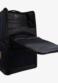 Fekete hátizsák tartós anyagból, fő rekesszel, szellőző zsebekkel és sík elülső zsebbel, mindegyik sima cipzárral.