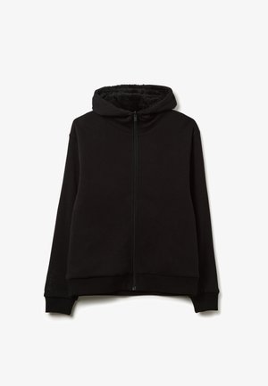 Zwarte rits hoodie met een zachte, fleece-gevoerde capuchon, ribgebreide manchetten en onderrand, en subtiele merkdetails op de linker mouw.
