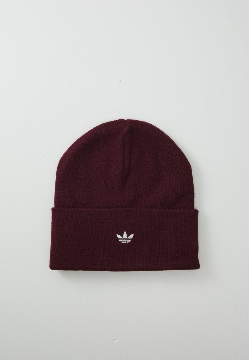 Bordeaux gebreide beanie met een omgeslagen rand en een wit geborduurd logo aan de voorkant. Gladde textuur, lichtgewicht materiaal.