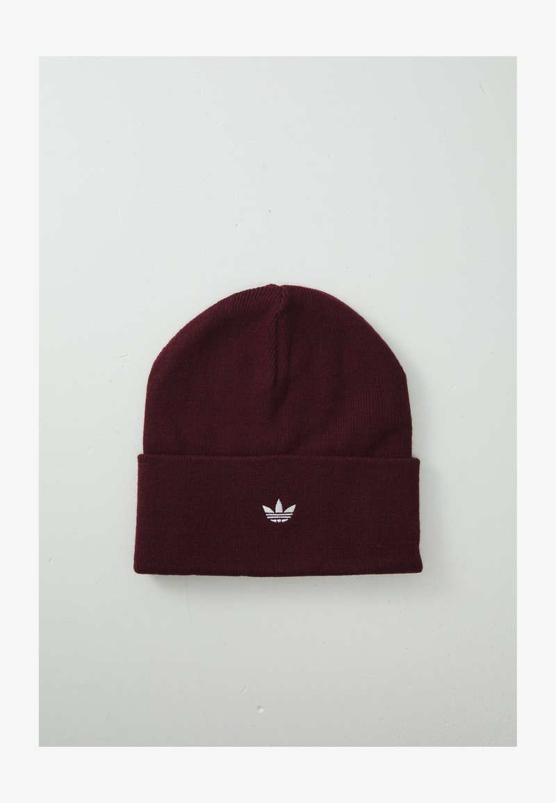 Μπορντό πλεκτό σκουφί με διπλωμένο γείσο και λευκό κεντητό λογότυπο μπροστά. Λείο ύφασμα, ελαφρύ υλικό.