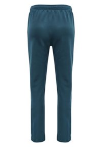 Sportowe spodnie w ciemnym odcieniu zieleni morska z elastycznym pasem, prostym krojem nogawek i subtelnym detalem szwu na białym tle.