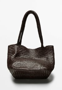 Woven brązowa torba tote o ciemnym kolorze z dwiema plecionymi uchwytami; ma luźny, teksturowany design i otwartą górę dla łatwego dostępu.