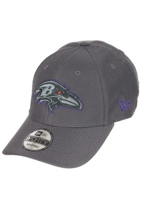 Grau baseball cap aus strukturiertem Stoff mit einem erhobenen, gestickten Logo der Baltimore Ravens in Schwarz und Lila. Verstellbarer Riemen enthalten.