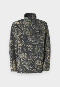 Fleece pulovr v maskáčovém vzoru s tmavě zelenou, černou a béžovou. Má zipový límec a malé logo na hrudi.