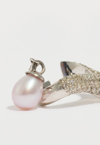 Ασημένια κοσμήματα με υφασμένη ταινία που φέρει μικρές διάφανες πολύτιμες πέτρες, διακοσμημένα με μια μεγάλη ροζ μαργαριταρένια σταγόνα.