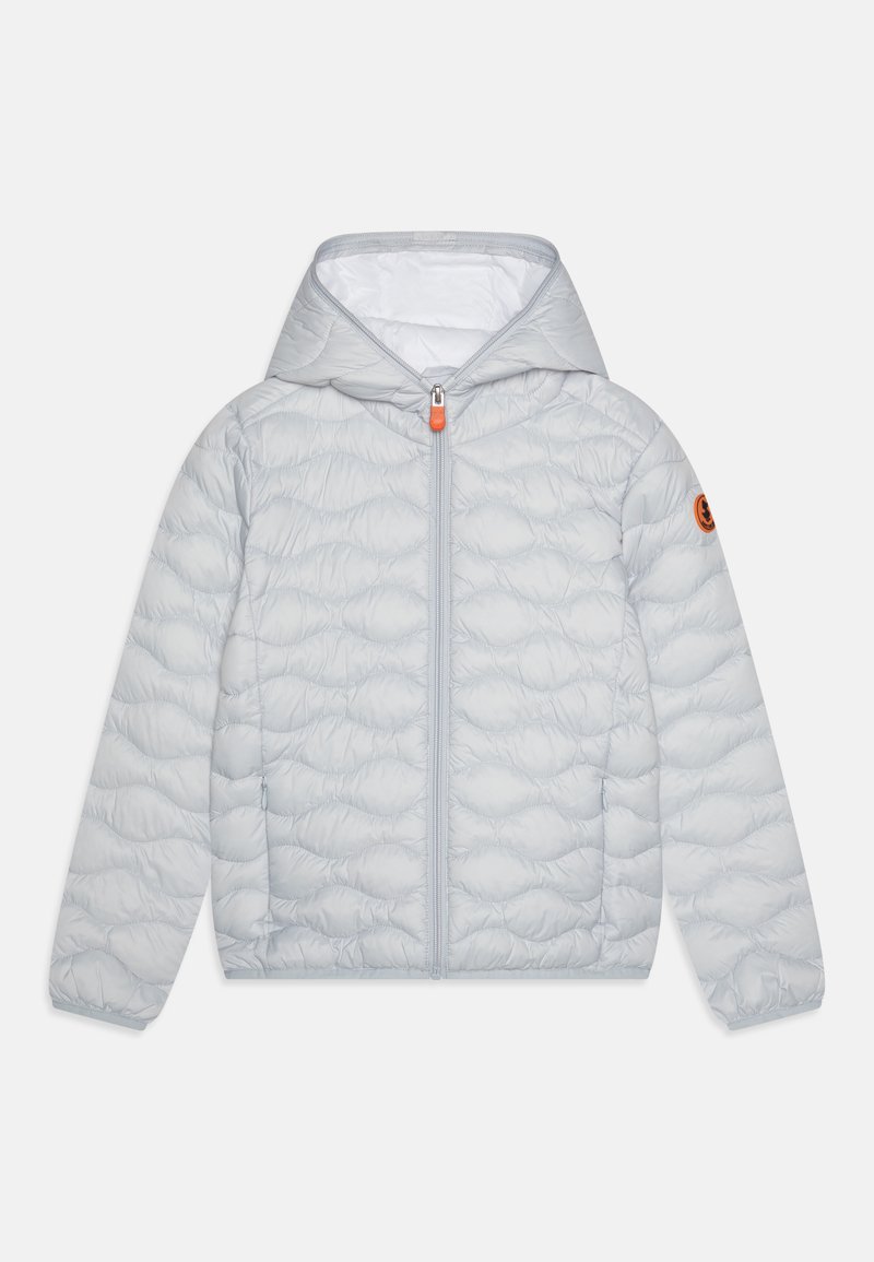 Lichtgrijze gewatteerde jas met een capuchon, voorzien van een rits aan de voorkant, een oranje trekband en een doorgestikt uiterlijk. Logo op de linkermouw.