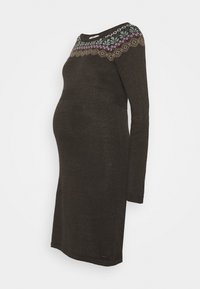 Abito da maternità a maniche lunghe, di colore marrone scuro, con una spalla decorata in viola, verde e sabbia. Corpino aderente con vestibilità comoda, in morbido tessuto a maglia.