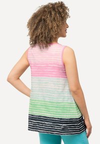 Top senza maniche con un motivo a righe miste in rosa, verde e nero. Tessuto leggero con una vestibilità comoda e un orlo curvo.