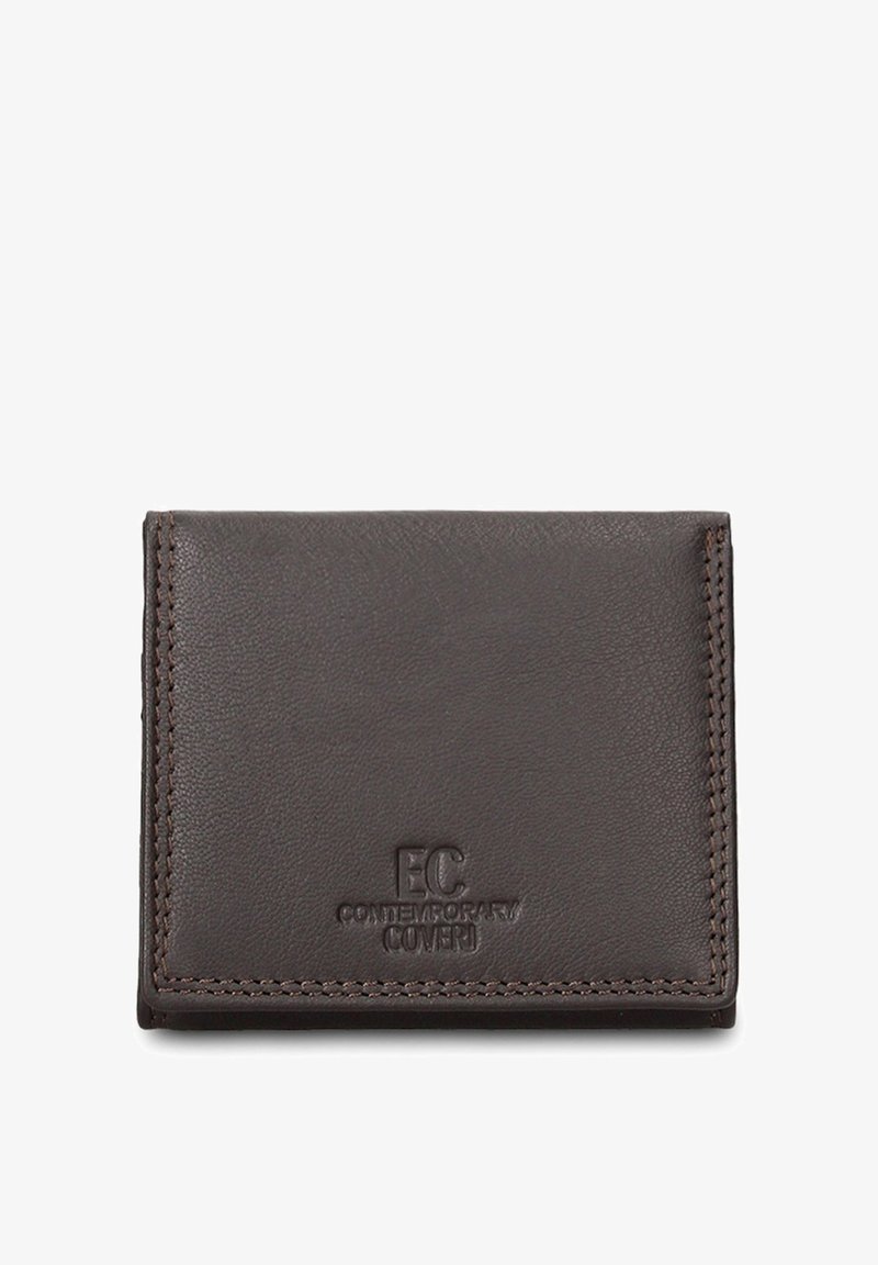 Donkerbruin leren portemonnee met geperst logo, gestikte randen en een minimalistisch design. Compacte rechthoekige vorm met een gladde textuur.