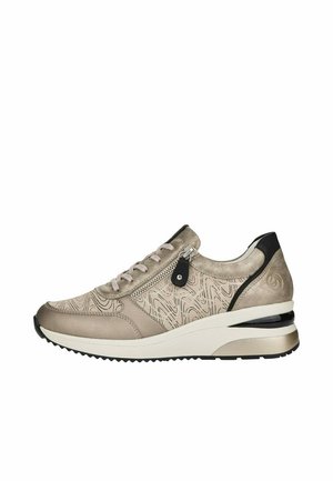 Baskets beiges avec un motif texturé, accents métalliques, fermeture à lacets à l'avant, zip sur le côté, et une semelle intermédiaire épaisse blanche avec une semelle extérieure noire.