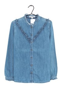 Denimblouse met ruches op de kraag en placket, lange mouwen met elastische manchetten, lichtblauwe kleur en metalen knoopaccenten.