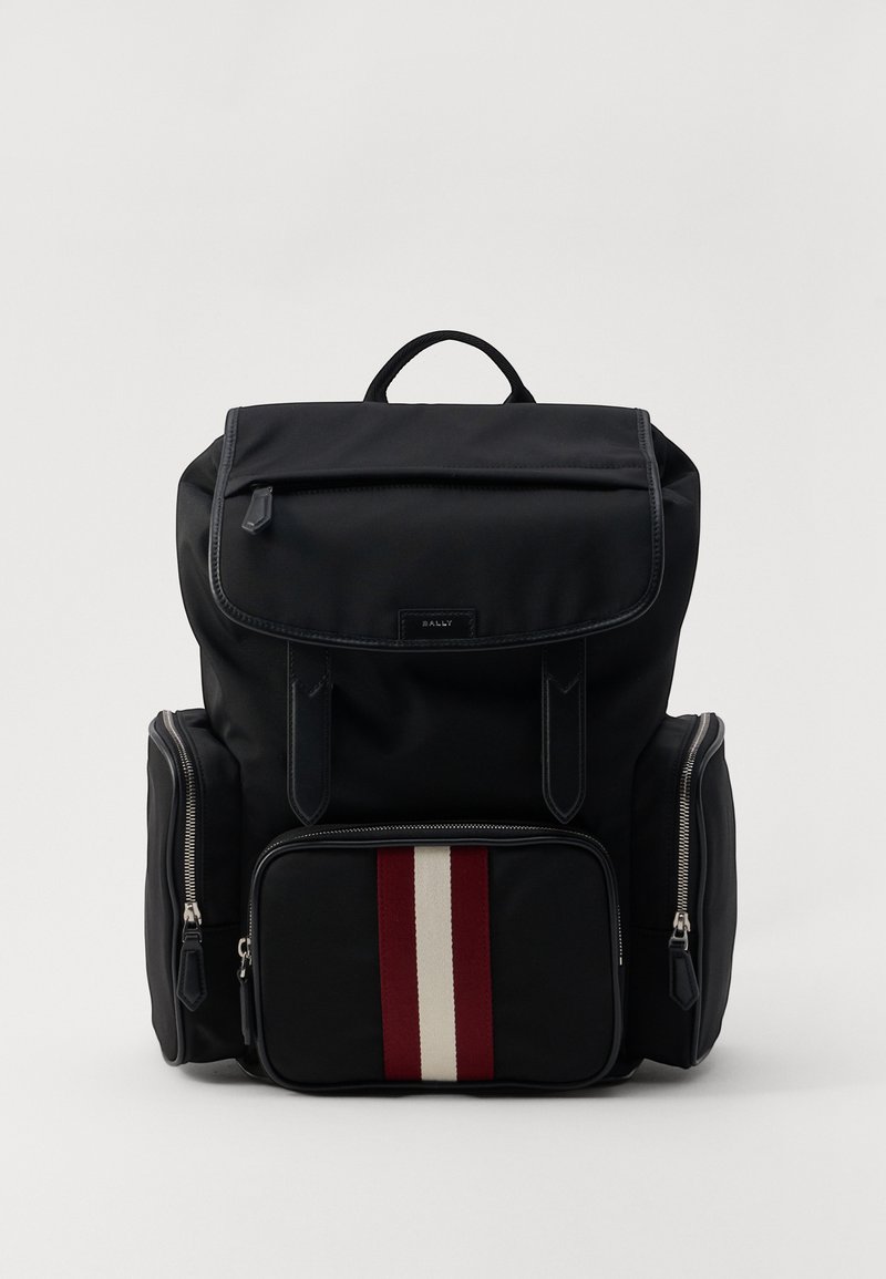 Must musta seljakott, millel on pealmine klapp, esiküljel on tõmbluku tasku, millel on vertikaalsed punased ja valged triibud ning külgedel tõmbluku taskud.