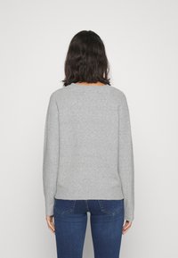Vero Moda Petite VMDOFFY O NECK - Maglione - light grey/melange