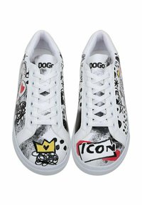 Sneaker mit einem weißen synthetischen Obermaterial, das mit schwarzen und bunten grafischen Designs versehen ist, runder Zehenform, Schnürverschluss und gebrandeter Zunge.