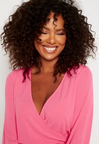 Bubbleroom SHORT WRAP DRESS - Pouzdrové šaty - pink