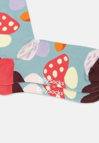 Bunte Knöchelsocken mit einem hellblauen Hintergrund und abstrakten Pilzformen in Rot, Orange, Lila und Weiß. Markenname sichtbar.