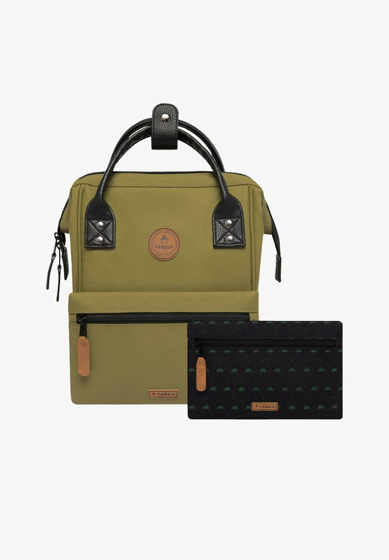 Olivgrüner Rucksack mit schwarzen synthetischen Lederakzenten, Handgriffen oben und einer Reißverschlusstasche. Enthält ein abnehmbares schwarzes Täschchen mit grünem Fahrrad-Muster.